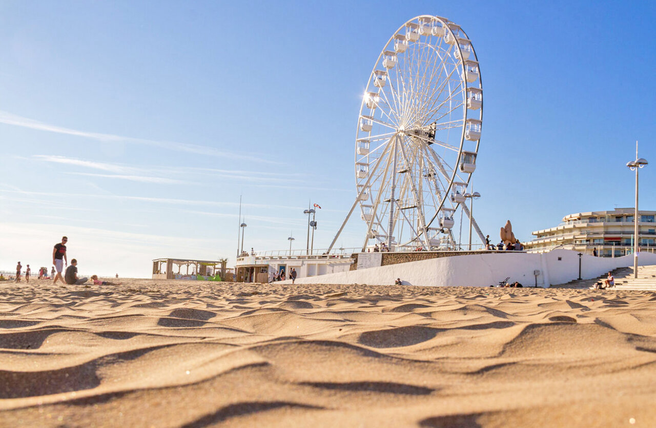Grande roue embl�matique et plage de sable fin � visiter pr�s du camping.