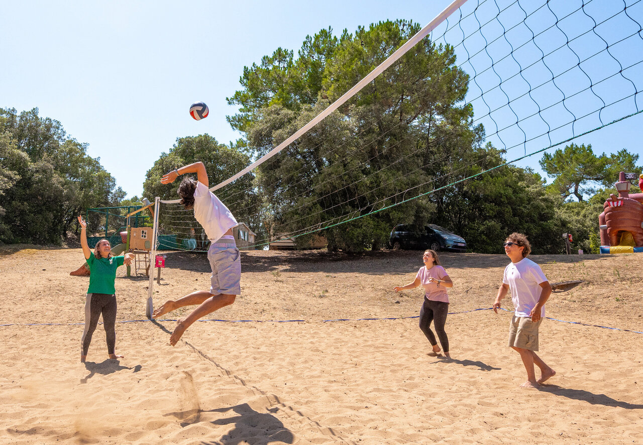 Terrain de beach volley avec joueurs au camping CLICOCHIC � Saint-Jean-de-Monts.