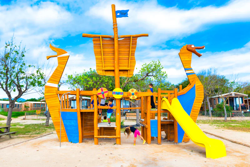 Aire de jeux bateau viking avec toboggan au camping CAPFUN Tordera-Nacions � Malgrat de Mar.