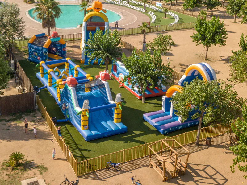 Parc de jeux gonflables, toboggans et piscine au camping CAPFUN Tordera-Nacions.
