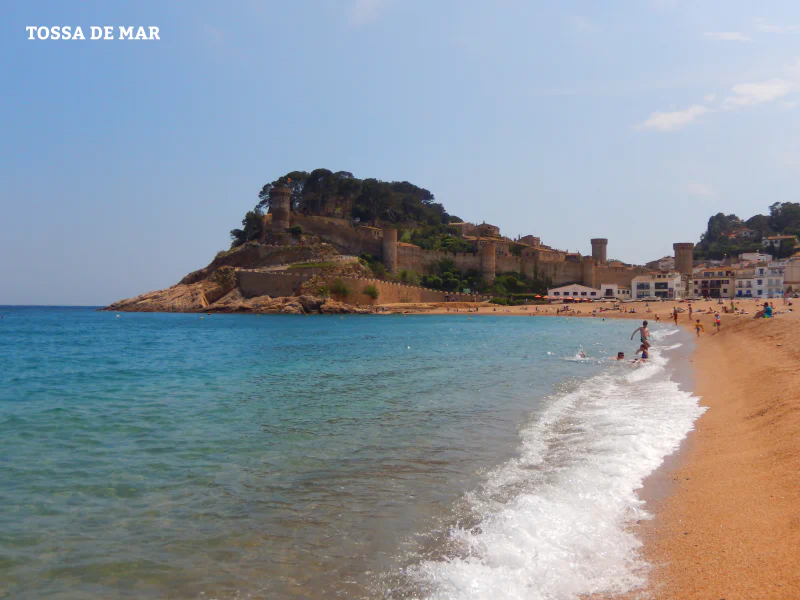 Plage de Tossa de Mar avec la Vila Vella fortifi�e, Costa Brava, Espagne.