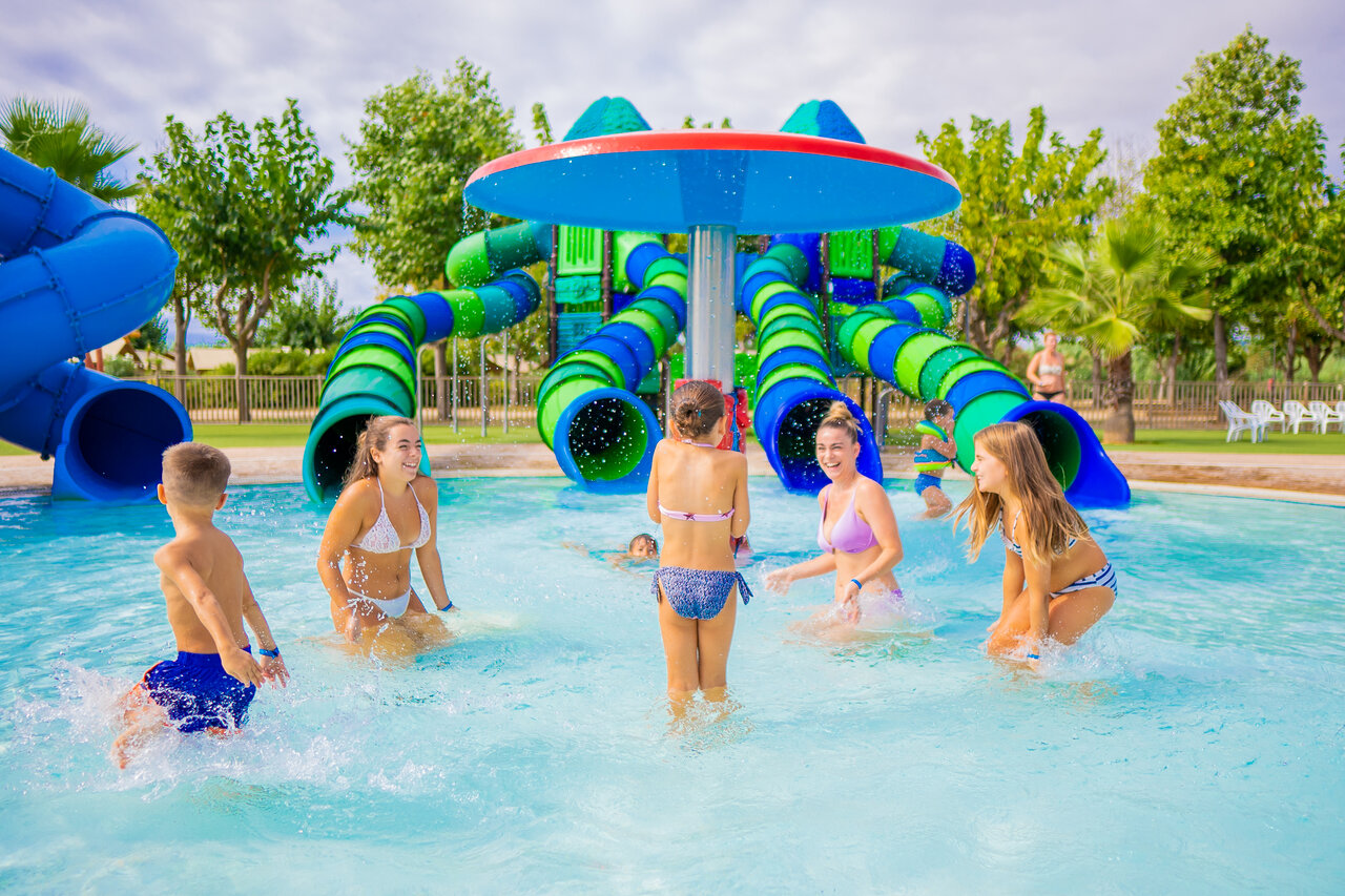 Espace aquatique avec toboggans au camping CAPFUN Tordera-Nacions � Malgrat de Mar (08).