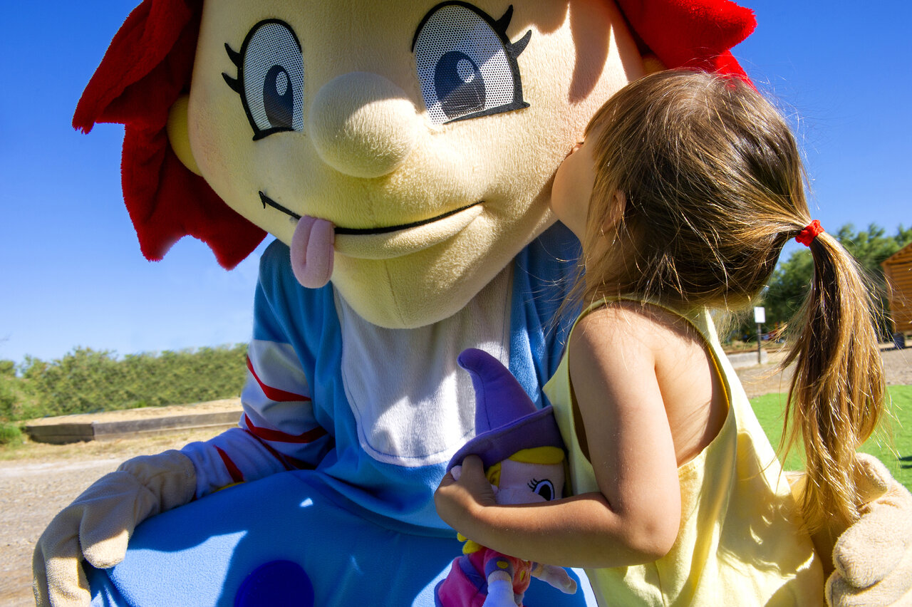 Enfant c�linant la mascotte du camping CAPFUN Tordera-Nacions � Malgrat de Mar (08).