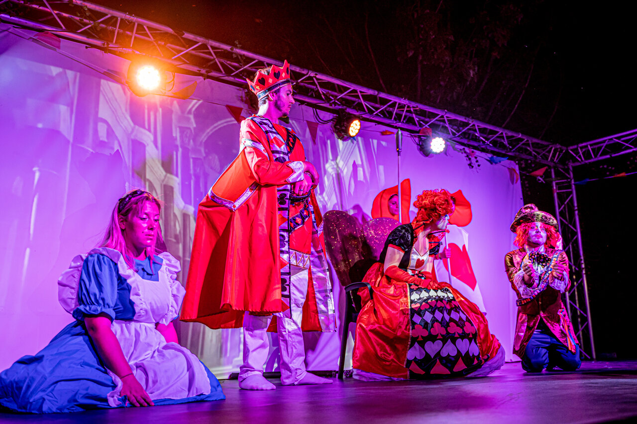 Spectacle costum� Alice au Pays des Merveilles, animation soir�e au camping CAPFUN Tordera-Nacions.