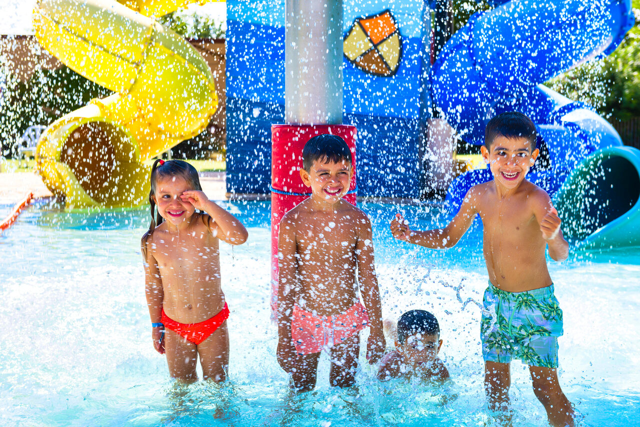 Jeux aquatiques et toboggans au camping CAPFUN Tordera-Nacions � Malgrat de Mar.
