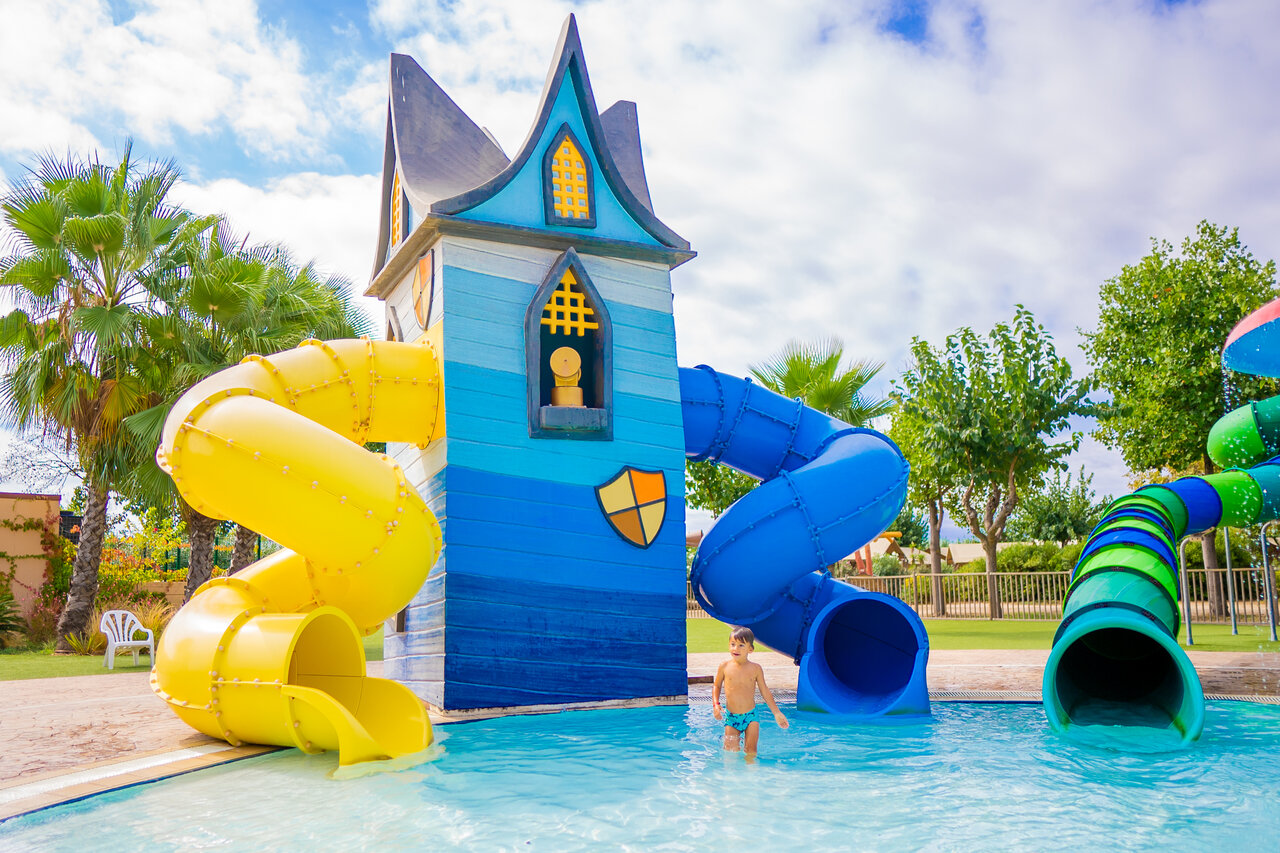 Toboggans aquatiques color�s et jeux d'eau pour enfants au camping CAPFUN Tordera-Nacions � Malgrat de Mar (08).