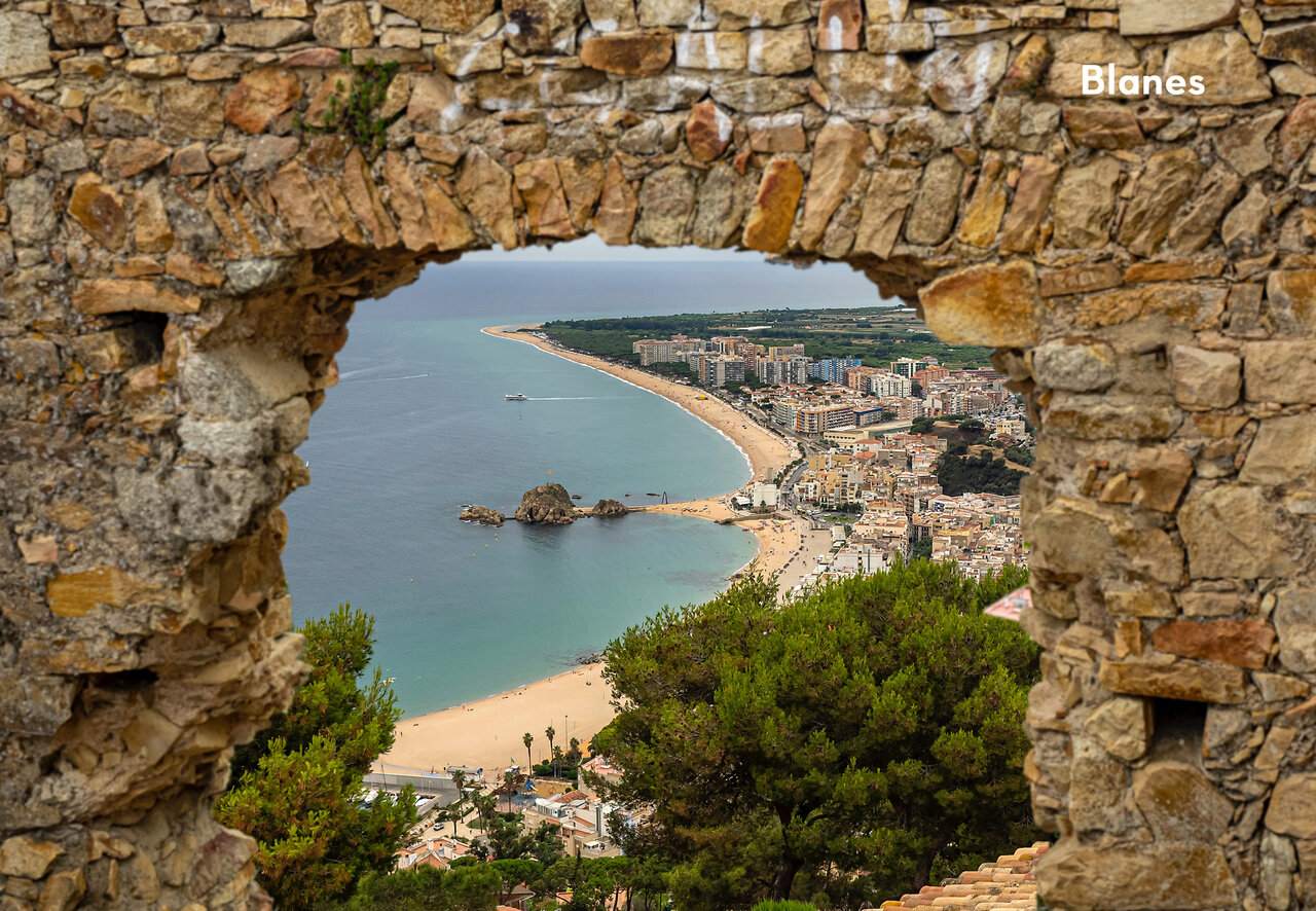 Vue panoramique de Blanes, ville c�ti�re avec plage et mer M�diterran�e.