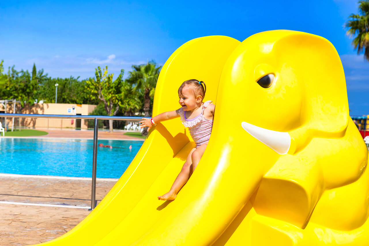 Toboggan �l�phant jaune pour enfants, piscine, CAPFUN Tordera-Nacions Malgrat de Mar.
