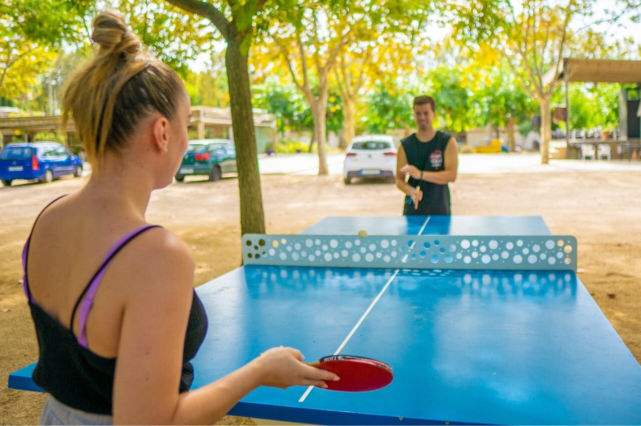 Partie de tennis de table sur table bleue au camping CAPFUN Tordera-Nacions � Malgrat de Mar.