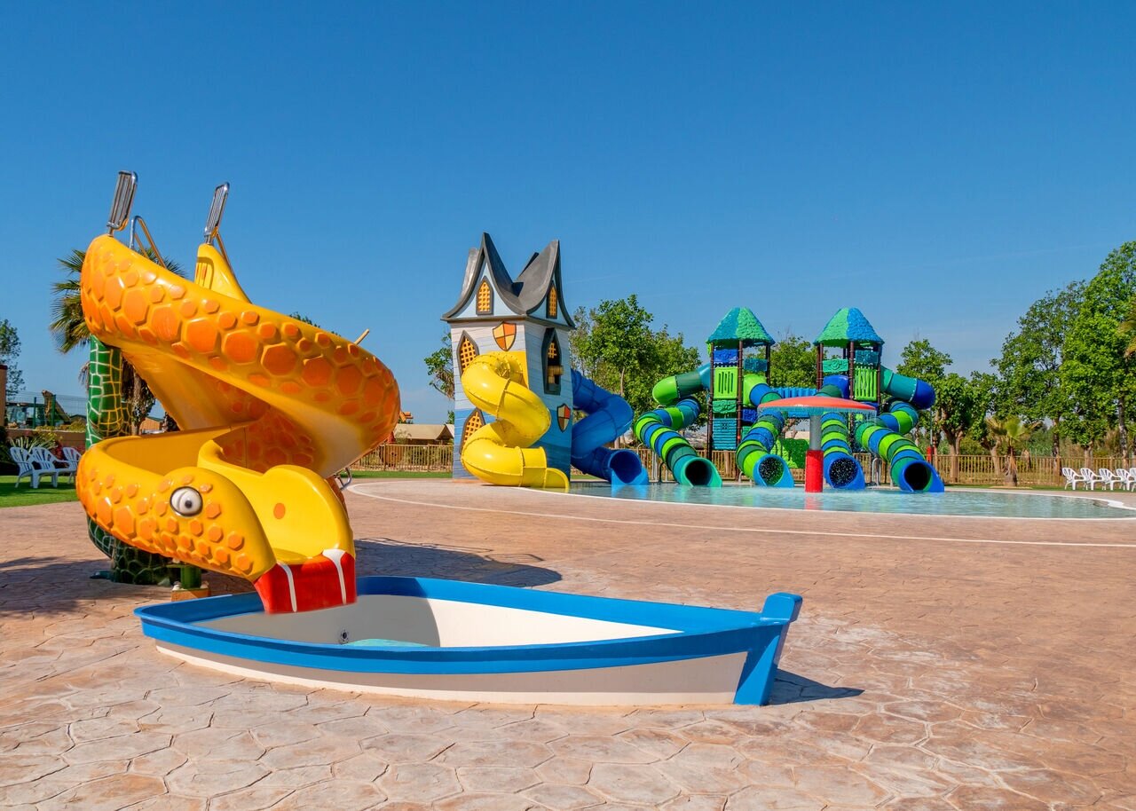Toboggans aquatiques color�s et aire de jeux pour enfants au camping CAPFUN Tordera-Nacions � Malgrat de Mar (08).