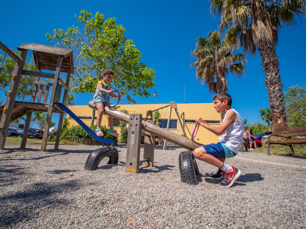 Aire de jeux avec enfants sur balan�oire � bascule au camping CAPFUN Tordera-Nacions � Malgrat de Mar.
