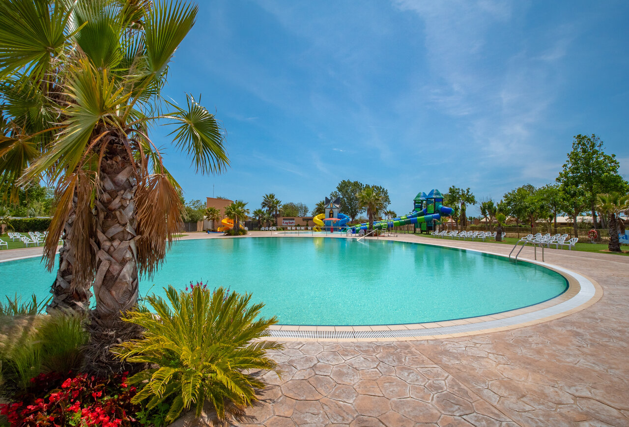 Grande piscine ext�rieure avec toboggans aquatiques et jeux au camping CAPFUN Tordera-Nacions � Malgrat de Mar (08).