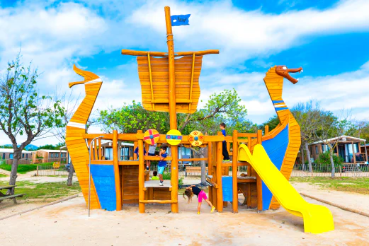 Aire de jeux bateau viking avec toboggan au camping CAPFUN Tordera-Nacions � Malgrat de Mar.