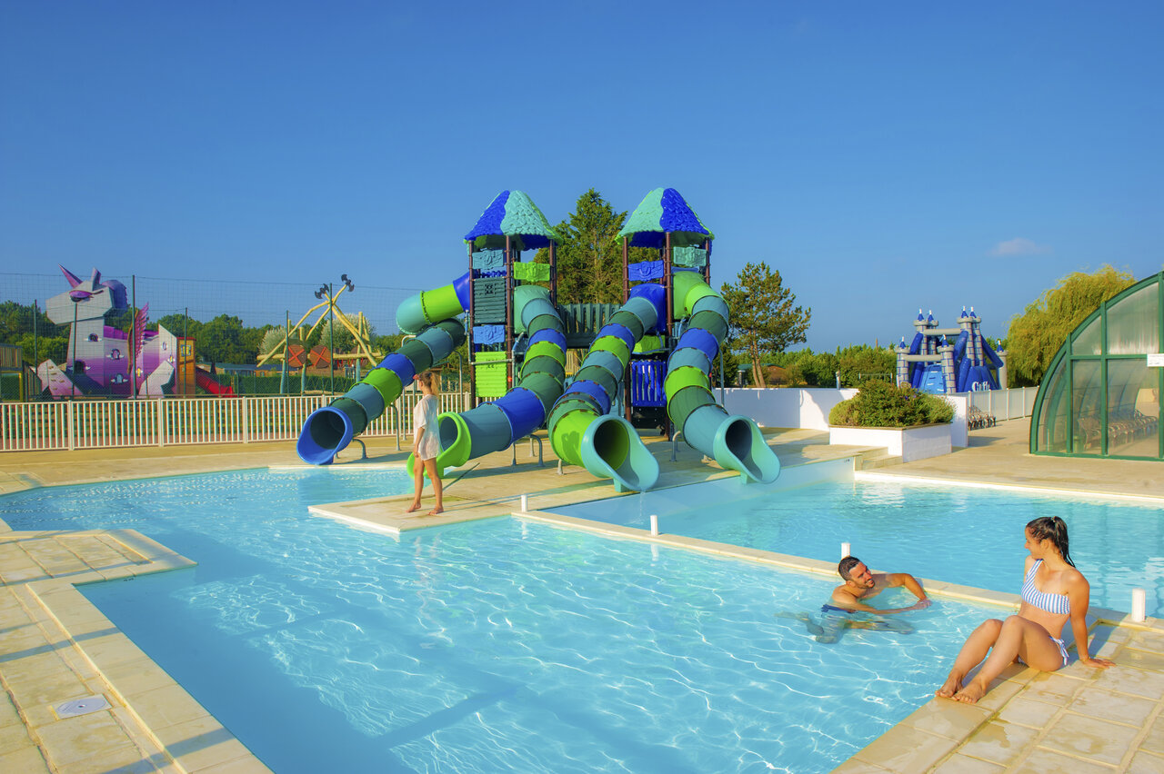 Grands toboggans aquatiques et piscine ext�rieure au camping CAPFUN Celeste � Breuillet (17).