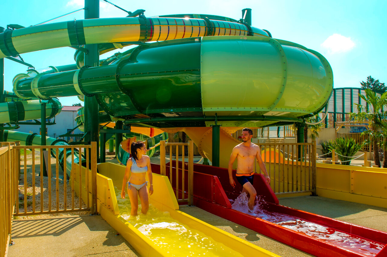 Toboggans aquatiques color�s et parc aquatique au camping CAPFUN Celeste � Breuillet (17).
