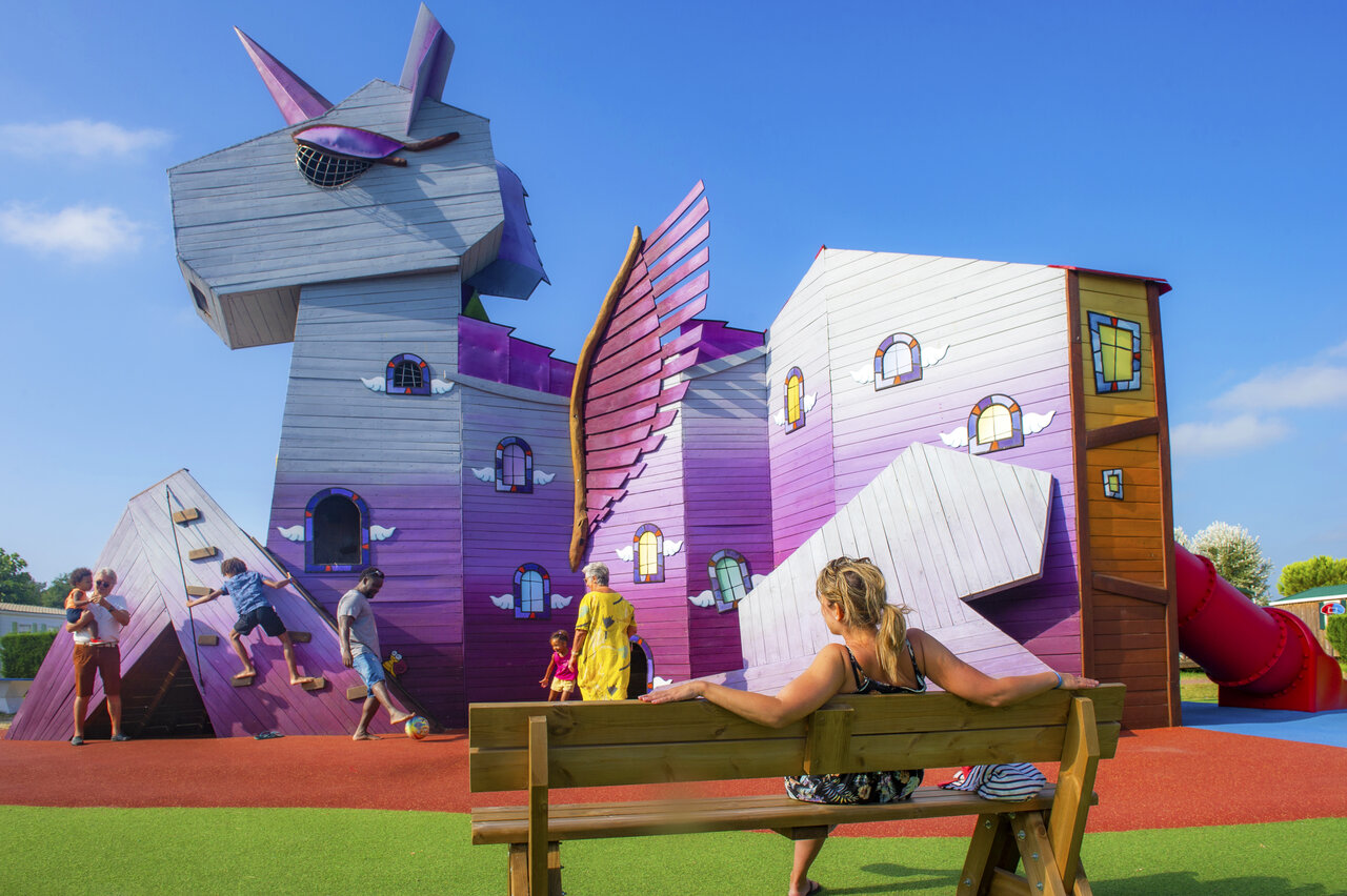 Aire de jeux dragon violette, toboggan, enfants, au camping CAPFUN Celeste � Breuillet.