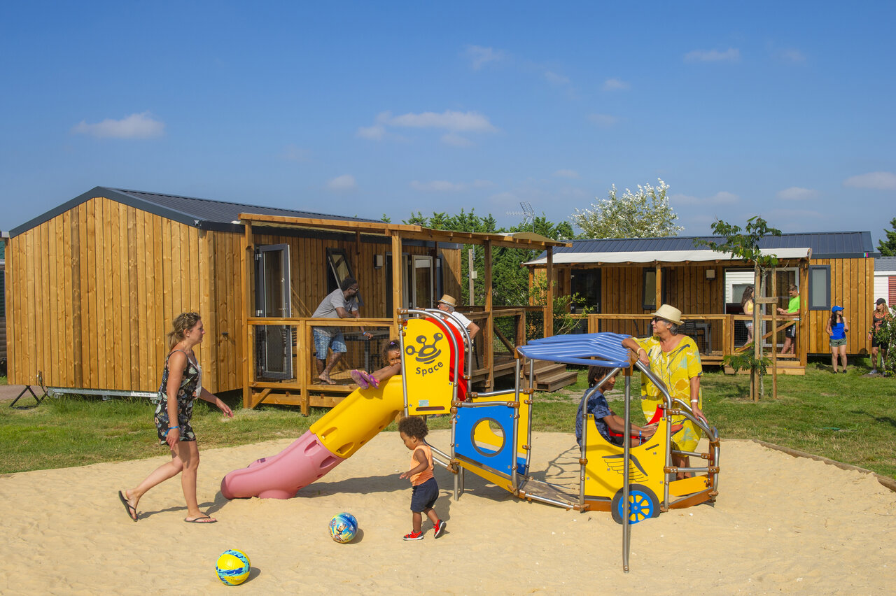Aire de jeux pour enfants et Mobil-homes modernes au camping CAPFUN Celeste � Breuillet (17).