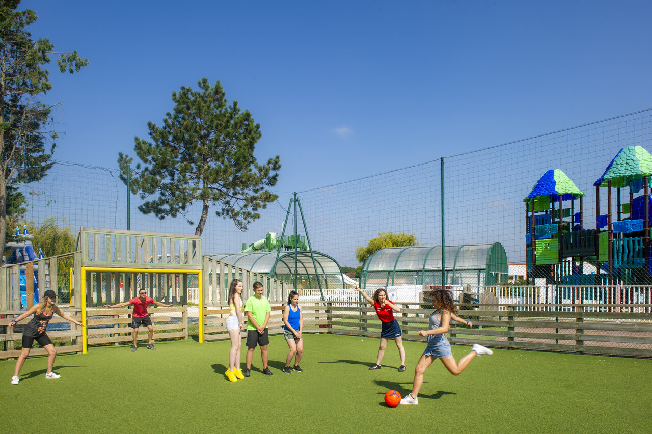 Jeunes jouant football sur terrain multisport, jeux enfants, camping CAPFUN Celeste � Breuillet.