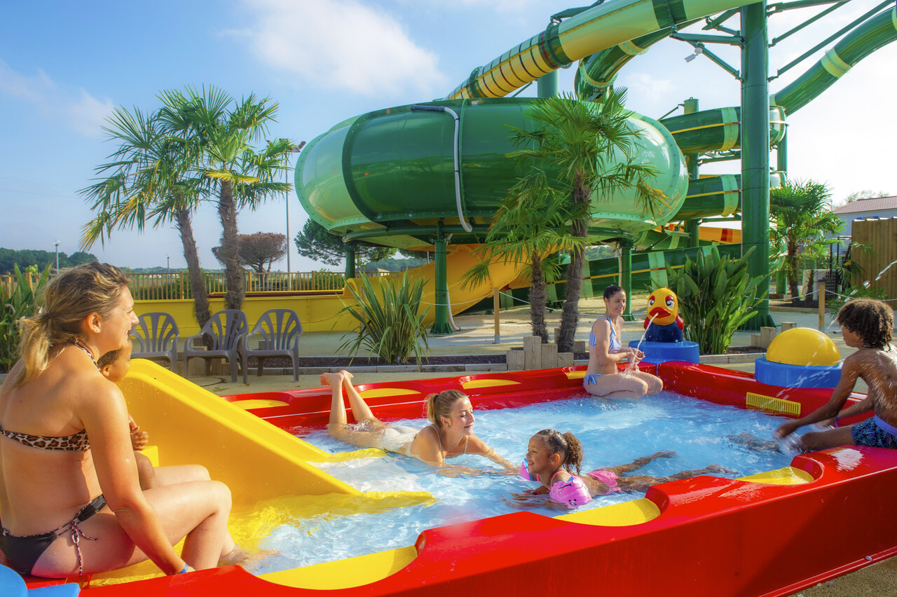 Toboggans aquatiques et pataugeoire enfants au camping CAPFUN Celeste � Breuillet (17).