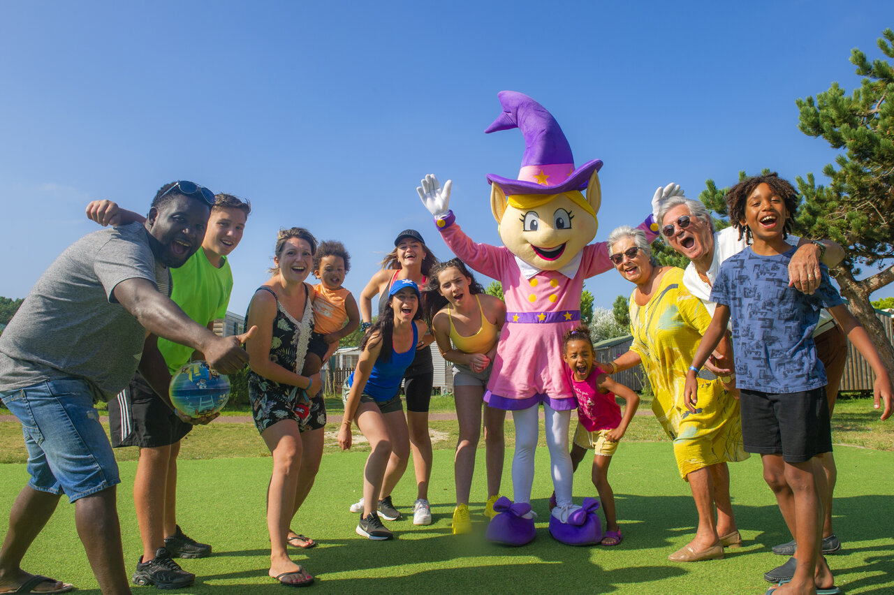 Animation avec mascotte et famille souriantes au camping CAPFUN Celeste � Breuillet.
