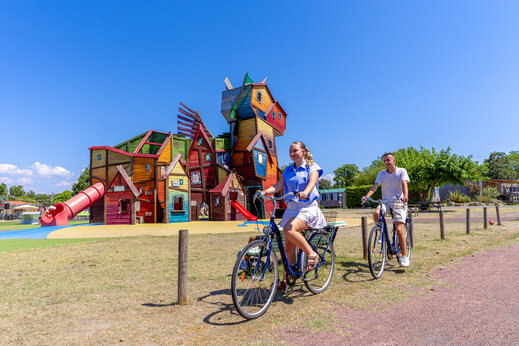Grande structure de jeux colorée avec toboggan géant au camping CAPFUN Celeste à Breuillet (17).