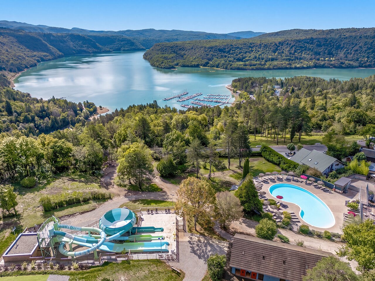 Toboggans aquatiques et piscine ext�rieure vus du ciel au camping CLICOCHIC Trelachaume � Maisod (39).