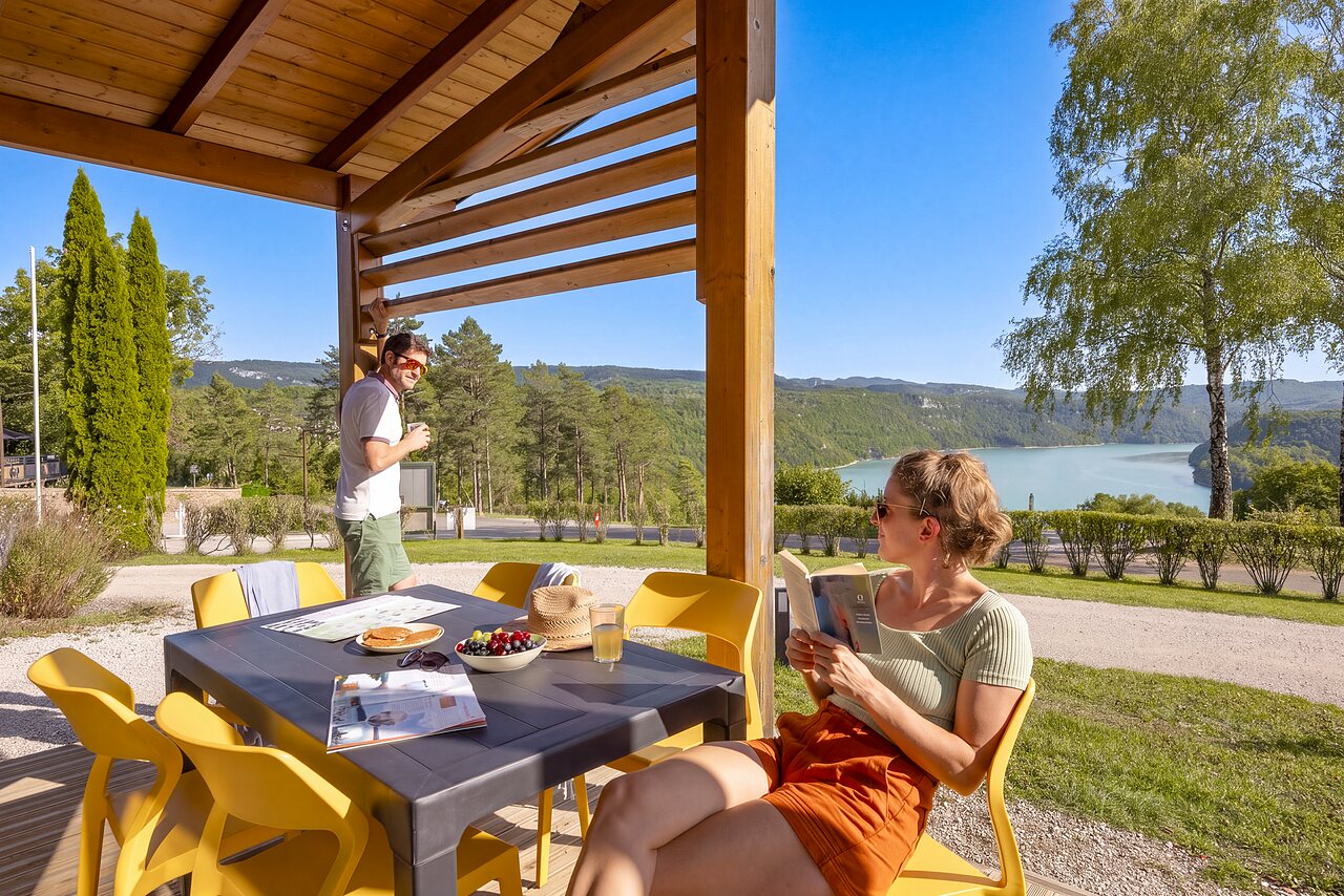 Terrasse de Mobil-home avec vue lac au camping CLICOCHIC Trelachaume � Maisod (39).