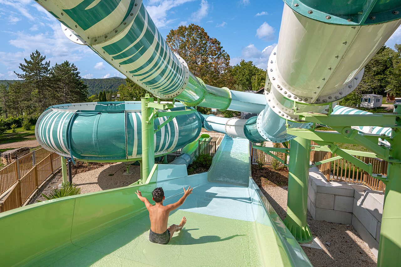 Toboggan aquatique g�ant avec un enfant au camping CLICOCHIC Trelachaume � Maisod (39).