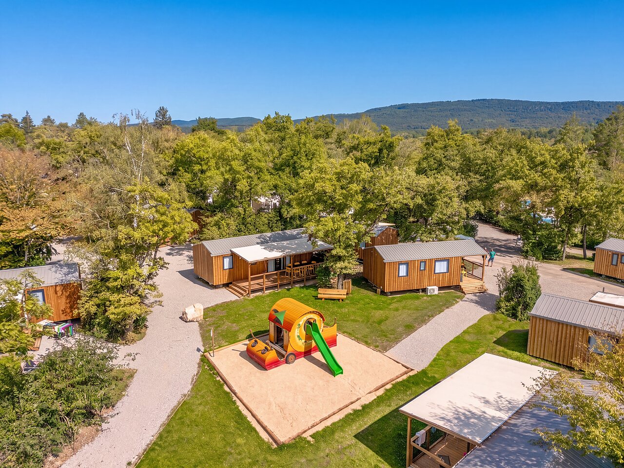 Mobil-homes, aire de jeux, vue a�rienne CLICOCHIC Trelachaume � Maisod (39).