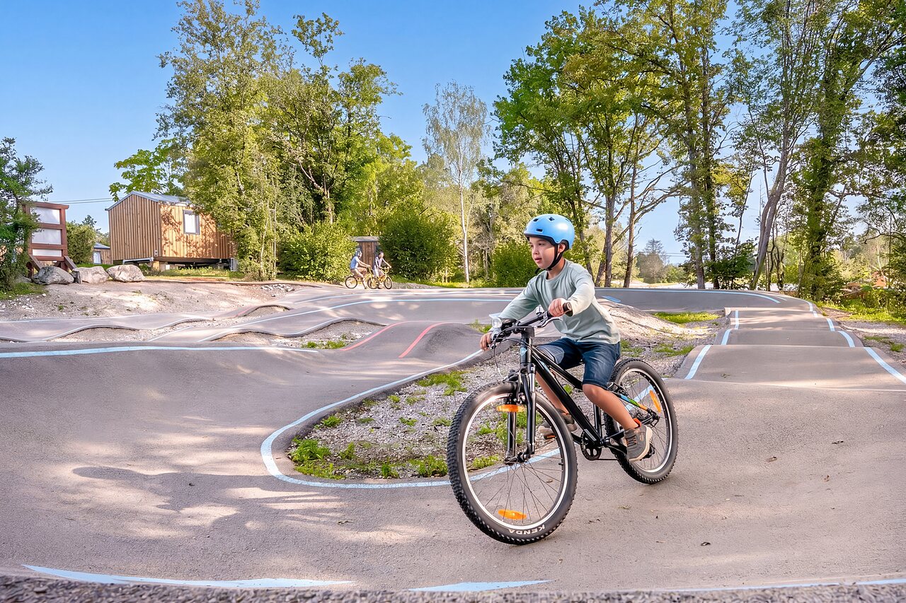 Enfant � v�lo sur le pump track au camping CLICOCHIC Trelachaume � Maisod (39).