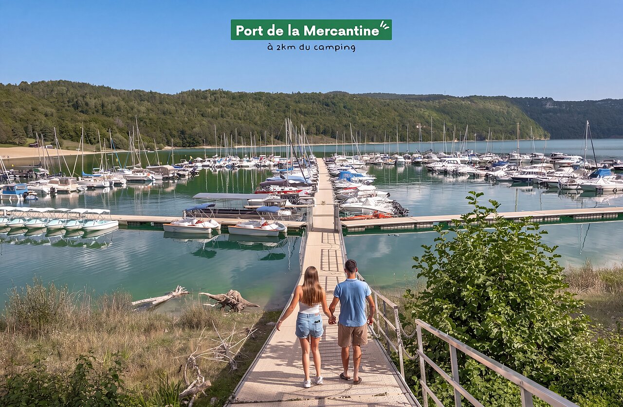 Port de plaisance de la Mercantine avec bateaux, lac et for�t, pr�s de Maisod (39).