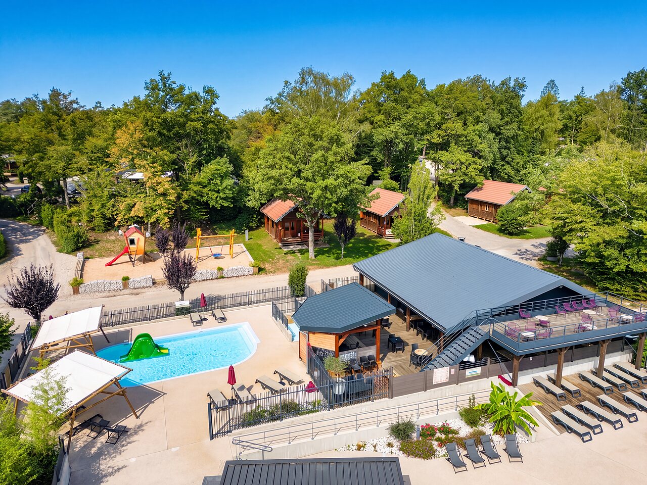 Piscine et restaurant au camping CLICOCHIC Trelachaume � Maisod (39).