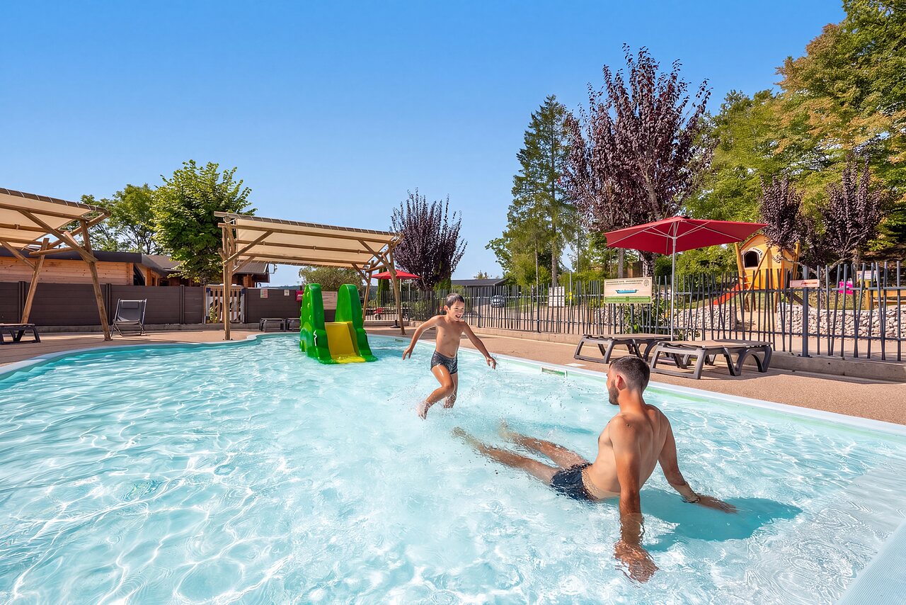 Piscine, toboggan, enfant au camping CLICOCHIC Trelachaume � Maisod (39).