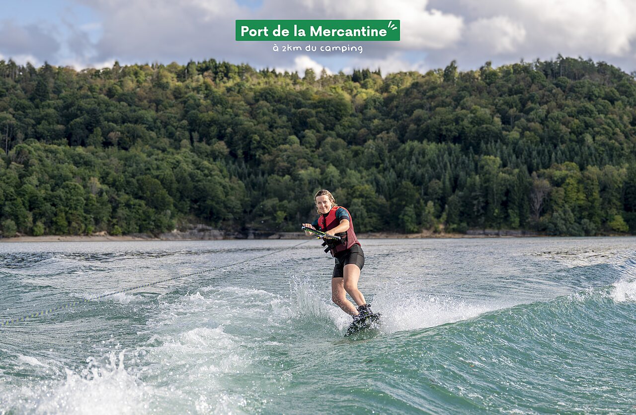 Jeune femme faisant du wakeboard sur le lac au Port de la Mercantine, Jura.