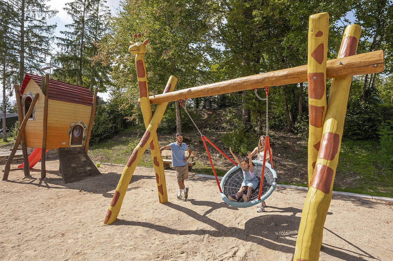 Aire de jeux avec balan�oire nid et cabane, camping CLICOCHIC Trelachaume � Maisod (39).