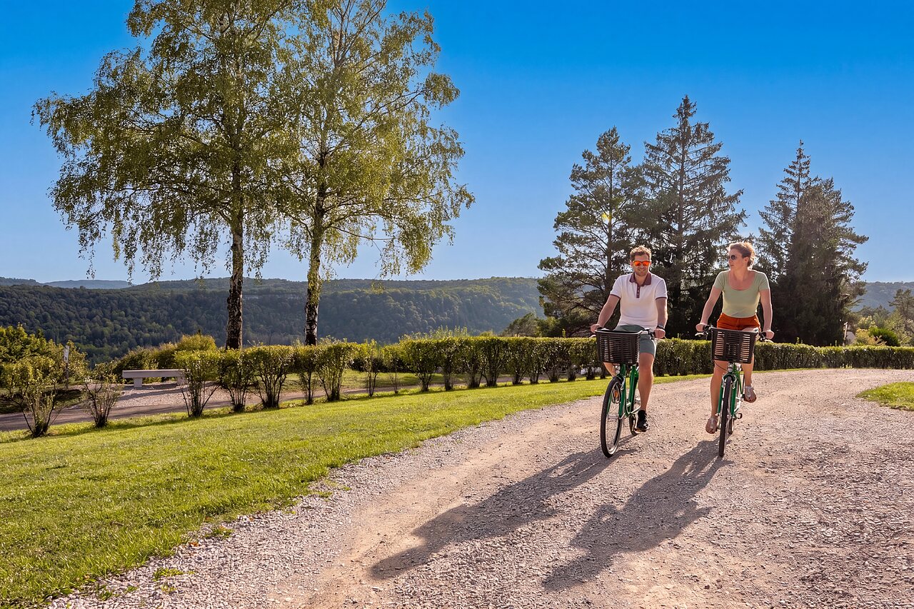 Couple � v�lo sur chemin du camping CLICOCHIC Trelachaume � Maisod (39).