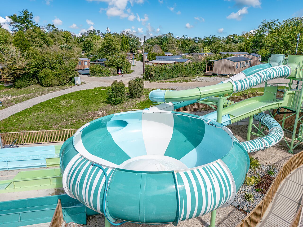 Toboggans aquatiques g�ants, bowl, au camping CLICOCHIC Trelachaume � Maisod (39).