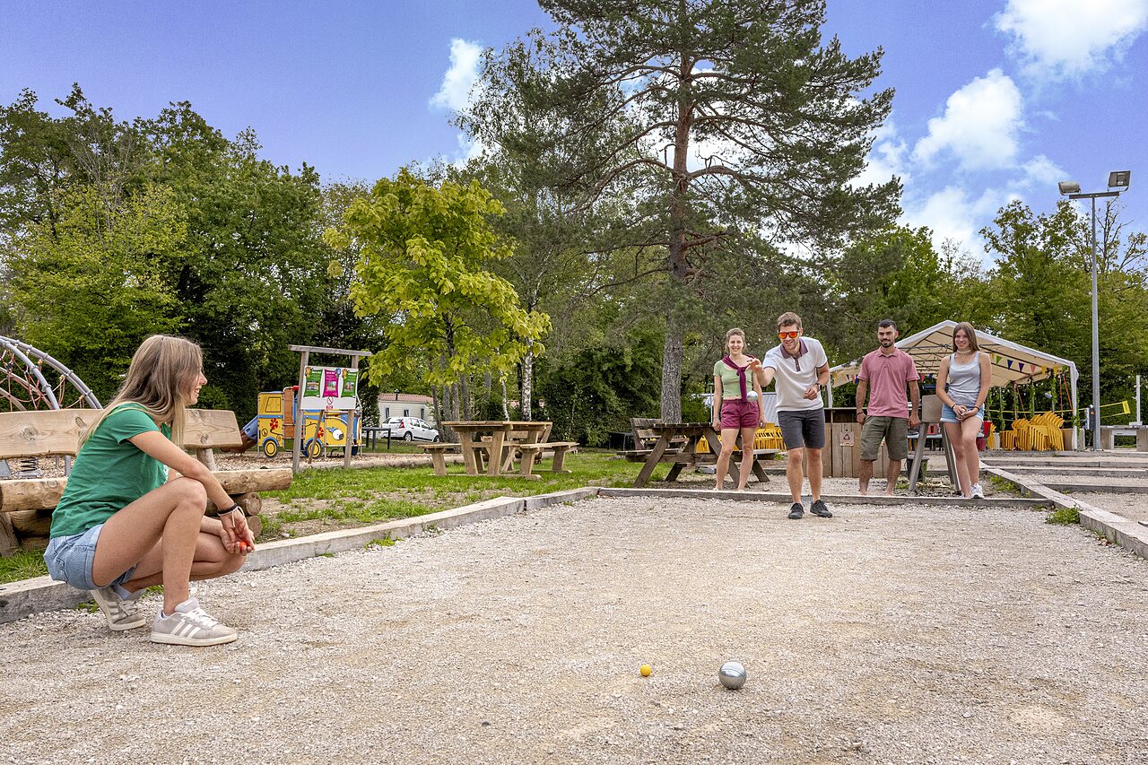 Terrain de p�tanque avec des joueurs au camping CLICOCHIC Trelachaume � Maisod (39).