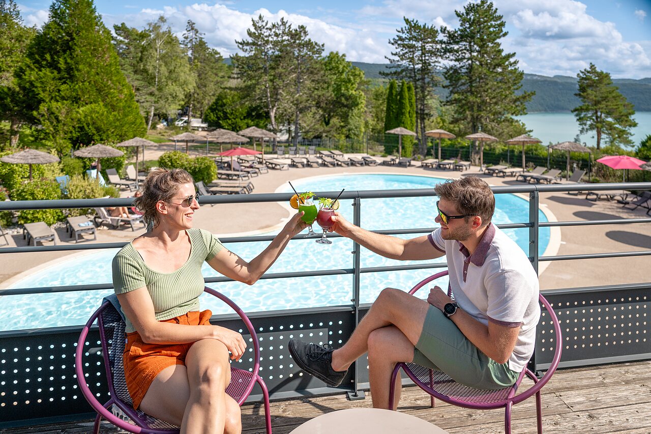 Piscine ext�rieure, couple avec cocktails au camping CLICOCHIC Trelachaume � Maisod (39).
