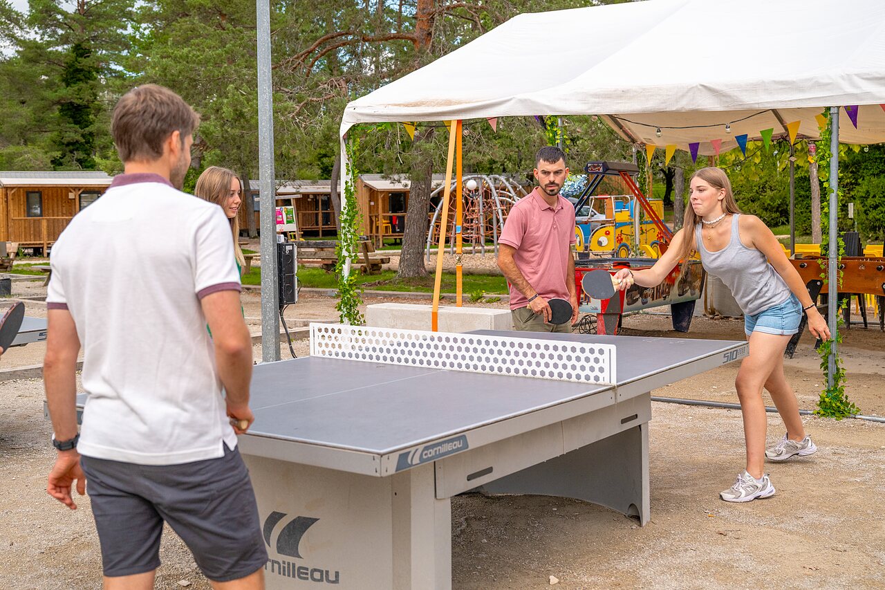Partie de ping-pong anim�e sur table Cornilleau au camping CLICOCHIC Trelachaume � Maisod (39).