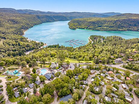 Vue aérienne, Mobil-homes, piscine, lac au camping CLICOCHIC Trelachaume à Maisod (39).
