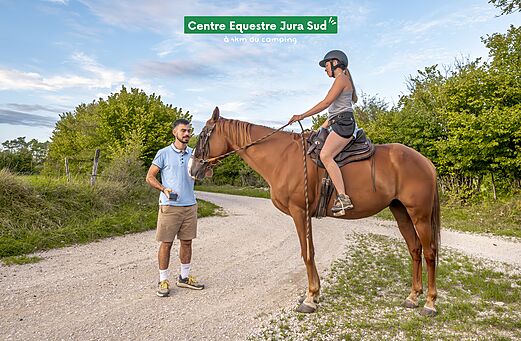 Balade à cheval au Centre Équestre Jura Sud, activité à découvrir près du camping.