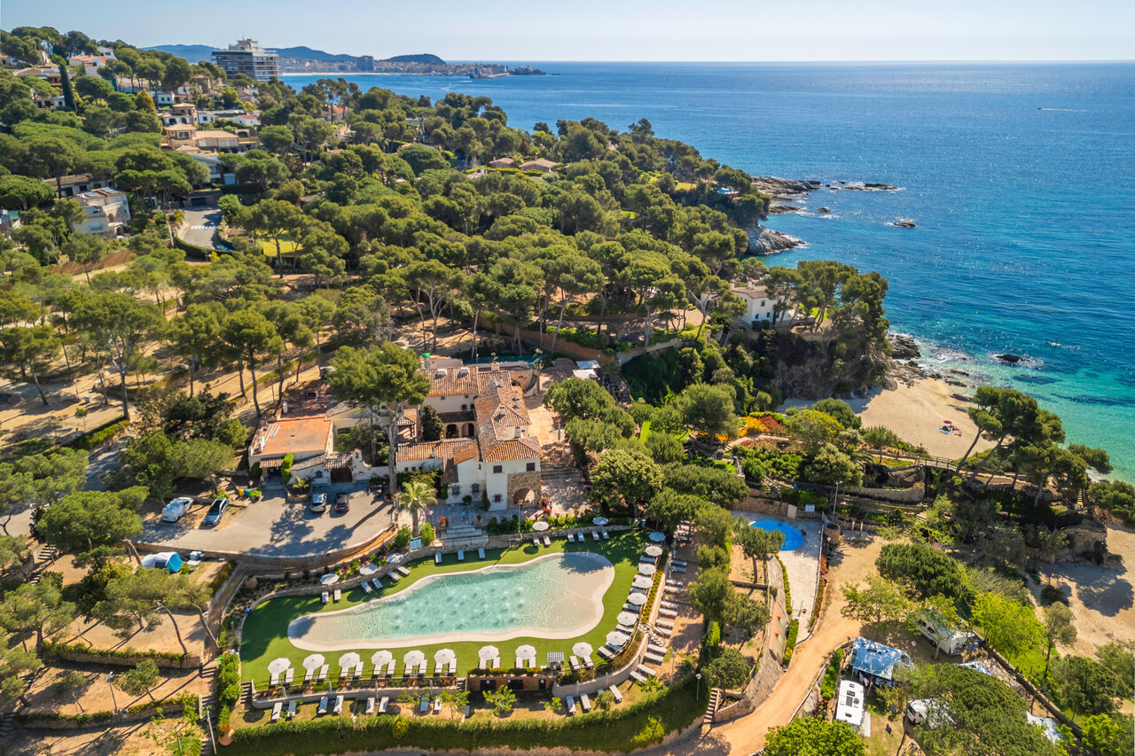 Piscine, plage et vue a�rienne du camping CAPFUN Treumal � Platja d'Aro.