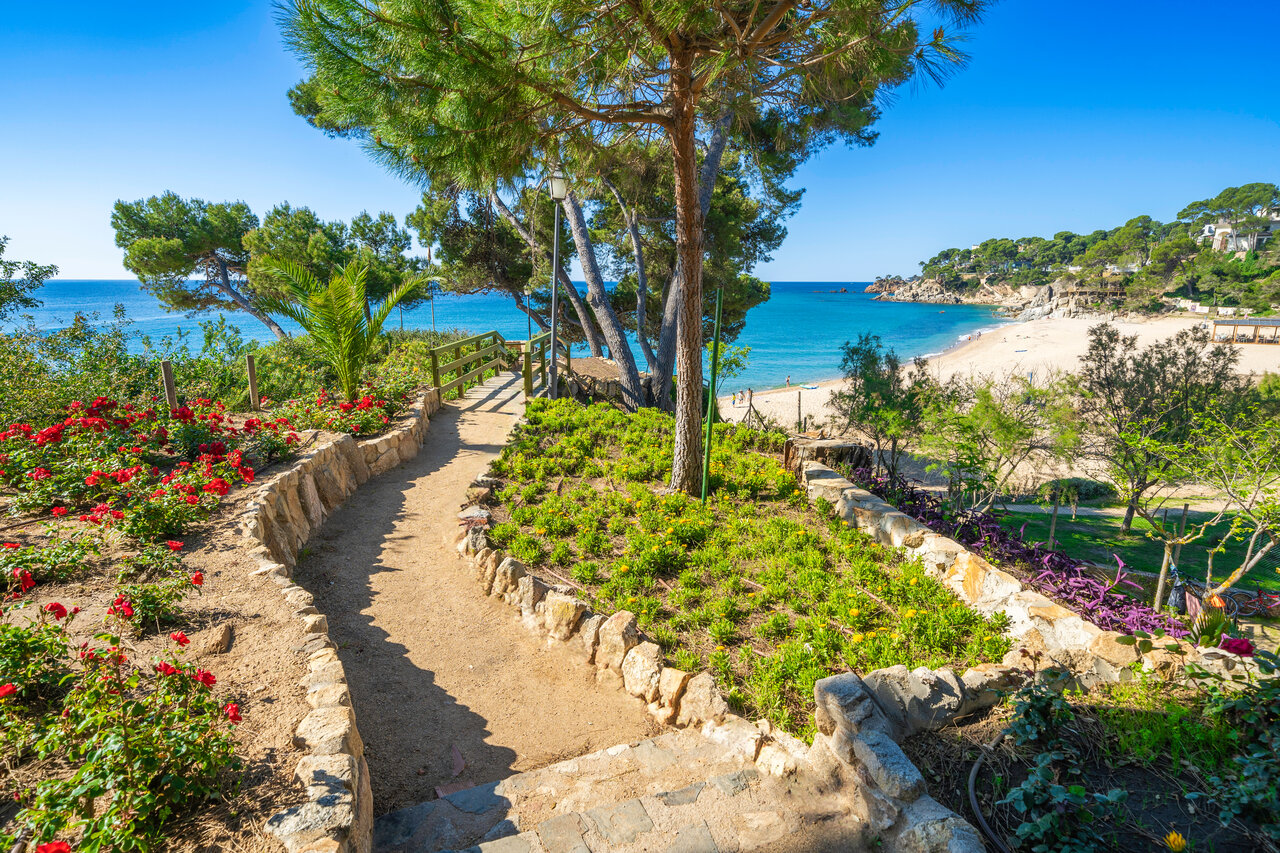 Chemin fleuri, plage et mer au camping CAPFUN Treumal � Platja d'Aro.
