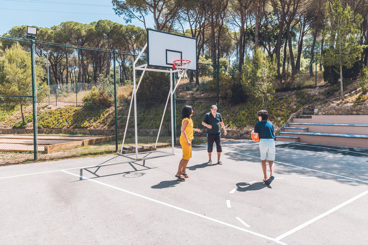 Terrain de basketball avec famille jouant au camping CAPFUN Treumal � Platja d'Aro (17).