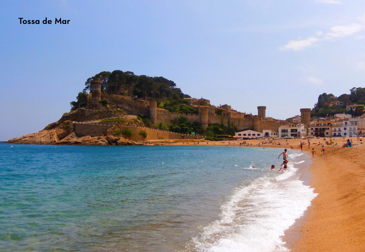 Plage de Tossa de Mar avec sa vieille ville fortifi�e, un lieu � visiter.