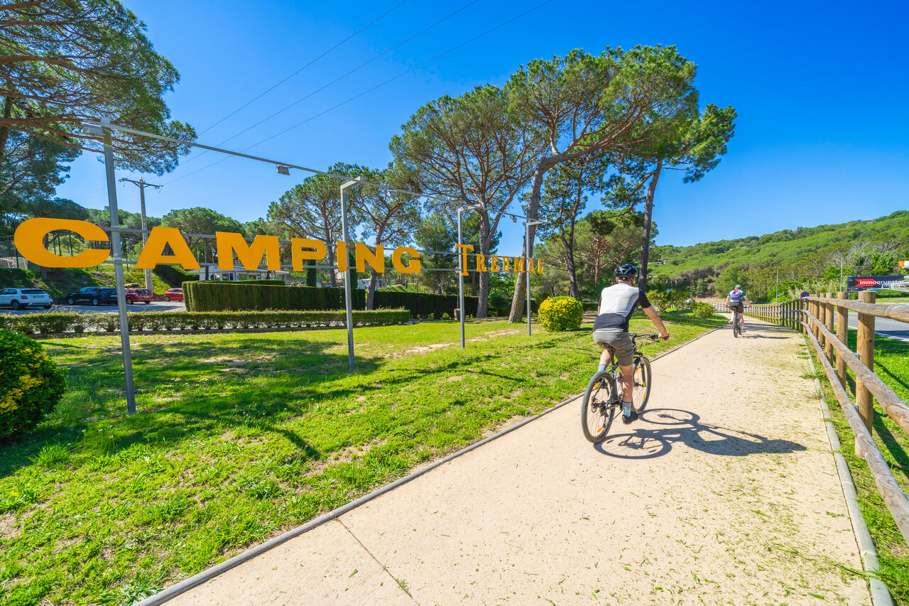 Piste cyclable et panneau d'entr�e du camping CAPFUN Treumal � Platja d'Aro (17).