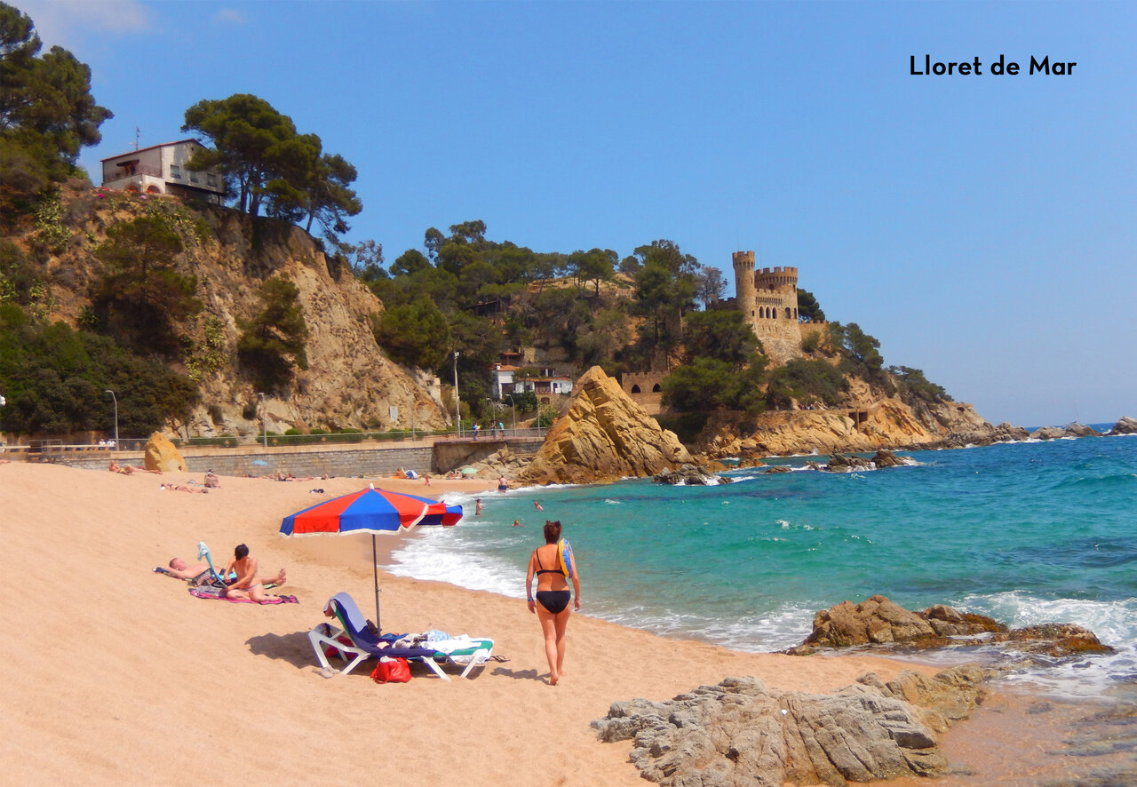 Plage de Lloret de Mar avec ch�teau, lieu touristique � visiter.