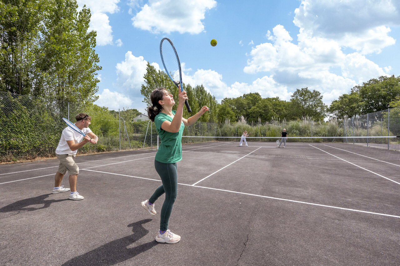 Partie de tennis sur le court ext�rieur au camping CLICOCHIC Trois Ch�nes � Pornichet (44).