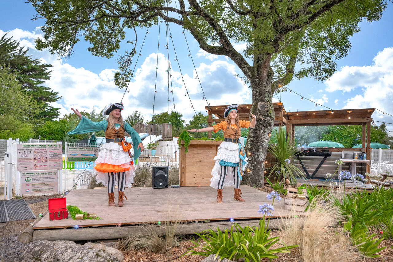 Animation pirate sur sc�ne ext�rieure au camping CLICOCHIC Trois Ch�nes � Pornichet.